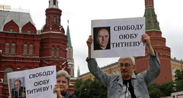 Svetlana Gannushkina and Oleg Orlov hold picket in Manege Square in Moscow, July 9, 2018. Photo: press service of HRC 'Memorial'