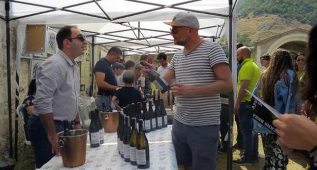 A winemaker and a buyer at a wine festival held in the village of Tog. Photo by Alvard Grigoryan for the "Caucasian Knot"