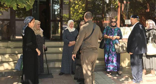 Near the Shali Court which considers Oyub Titiev's case. September 20, 2018. Photo by Patimat Makhmudova for the "Caucasian Knot"