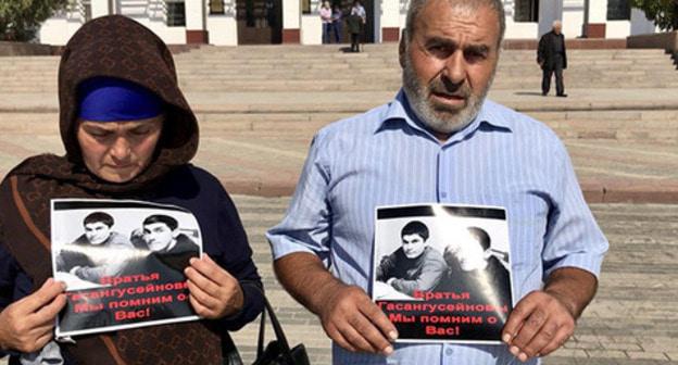 Relatives of the killed Gasanguseinov brothers hold their action in the centre of Makhachkala, September 24, 2018. Photo by Patimat Makhmudova for the Caucasian Knot