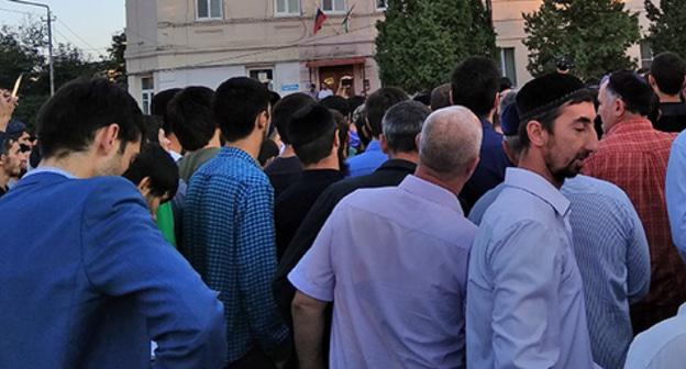 Activists and residents of the Sunzha District in Ingushetia gather at the district administration, September 24, 2018. Photo by Umar Yovloi for the Caucasian Knot