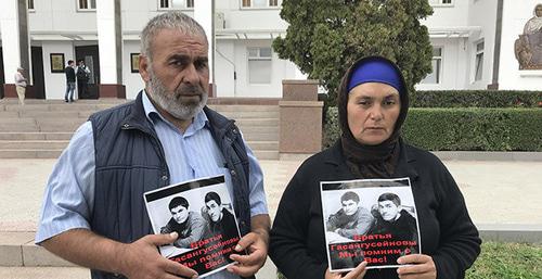 Murtazali and Patimat Gasanguseinov hold picket, Makhachkala, September 26, 2018. Photo by Patimat Makhmdova for the Caucasian Knot