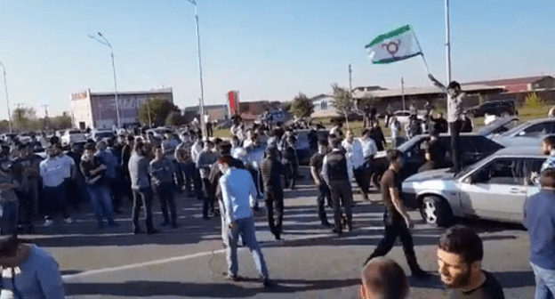 Screenshot of the video "A motor rally in Ingushetia in protest of exchanging territories" by the user Ama Chergiz on YouTube