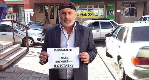A participant of the protest action demanding to dissolve the parliament of Ingushetia and dismiss the head of the republic. Photo by Umar Yavloy for the "Caucasian Knot"