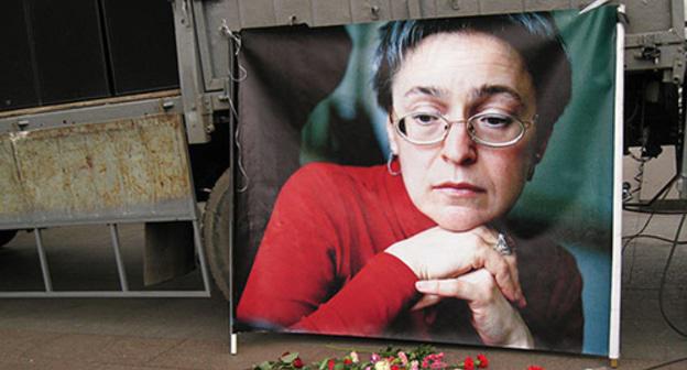 A poster with a photo of Anna Politkovskaya. Chistoprudny Boulevard, Moscow, 2009. Photo from the "Caucasian Knot" archive