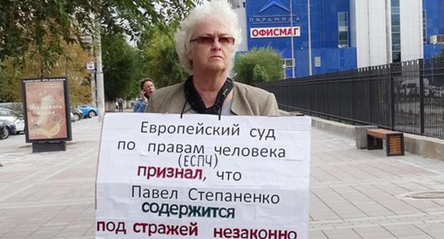 Mother of Pavel Stepanenko holds solo picket, October 8, 2018. Photo by Tatiana Filimonova for the Caucasian Knot