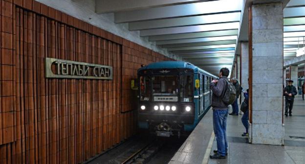 Passengers at 'Teply stan' metro station. Screeshot from video at Runews24.ru