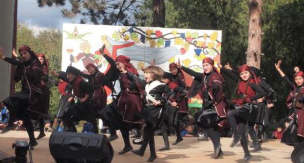 A children's ensemble at the Kostaoba festival. Photo by Beslan Kmuzov for the "Caucasian Knot"