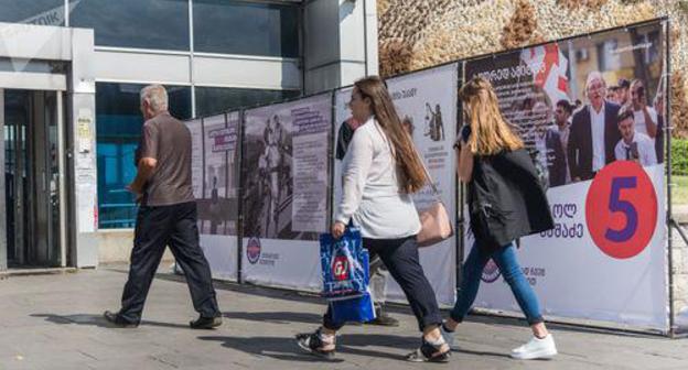 The electoral campaign in the streets of Tbilisi. Photo: SPUTNIK / LEVAN AVLABRELI https://sputnik-georgia.ru/election-2018/20181006/242387830/Predvybornye-strasti-v-Gruzii---reklamu-oppozitsii-vnov-zabrakovali.html