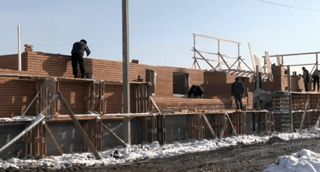 Screenshot of a TV report about construction of new houses for the residents of Shali whose dwellings were demolished. 12.01.2018 www.youtube.com/watch?v=rH9gcQsBvwE