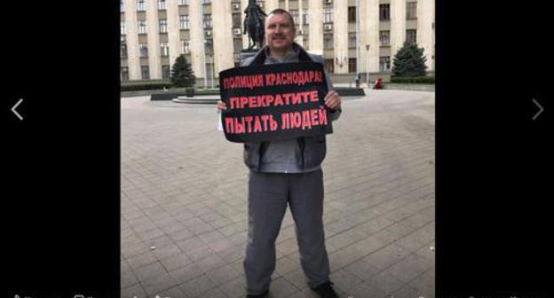 Alexei Nikitin holds picket in Krasnodar. Screenshot from Sergei Romanov's Facebook post: https://www.facebook.com/photo.php?fbid=10155615008302294&set=a.10151916633672294&type=3&theater