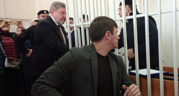 Grigory Yavlinsky greets Oyub Titiev at the court session. Photo: HRC ‘Memorial’