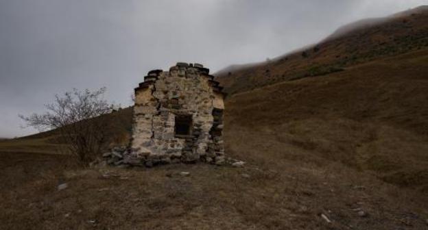 The ruins of the Erzi tower complex. Photo Alex Svirkin, https://commons.wikimedia.org/w/index.php?curid=57090246