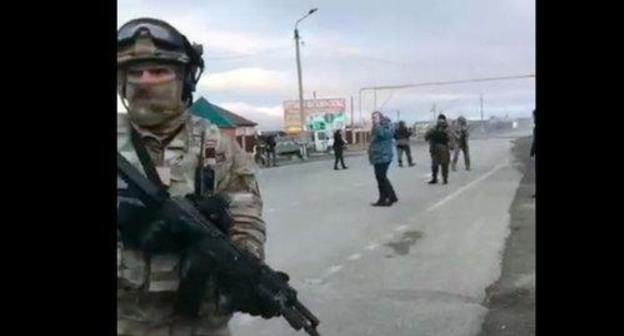 The police photos made near the checkpoint in Shosseynaya street in Grozny. Screenshot of the "Operative Line"