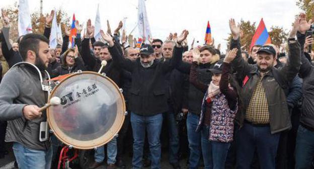 Nikol Pashinyan (centre) takes part in Yerevan march, November 24, 2018. Photo: © Sputnik/ Asatur Yesayants