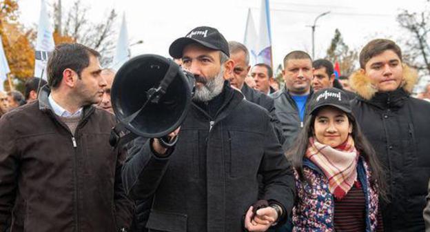 Nikol Pashinyan and his supporters at the rally in Yerevan. Photo: ©Sputnik/Asatur Yesayants https://ru.armeniasputnik.am/politics/20181124/15846415/nuzhen-balans-polnomochij-pashinyan-anonsiroval-izmeneniya-konstitucii.html