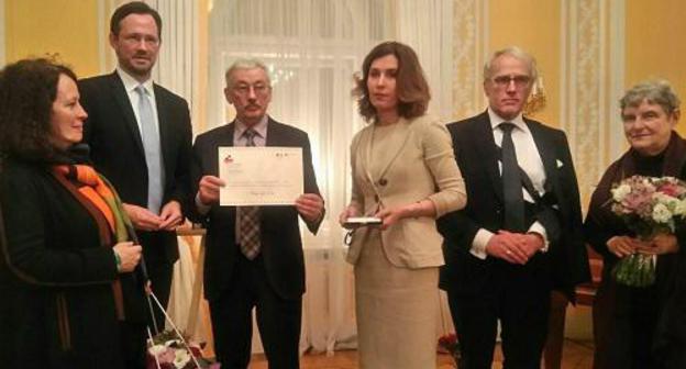 The award ceremony. From left to right: French Ambassador Sylvie Bermann, Dirk Wiese, a member of the German Bundestag, Oleg Orlov, Milana Bakhaeva, Rüdiger von Fritsch, the German Ambassador to the Russian Federation, and Svetlana Gannuhkina. Photo by the press service of the Human Rights Centre "Memorial"