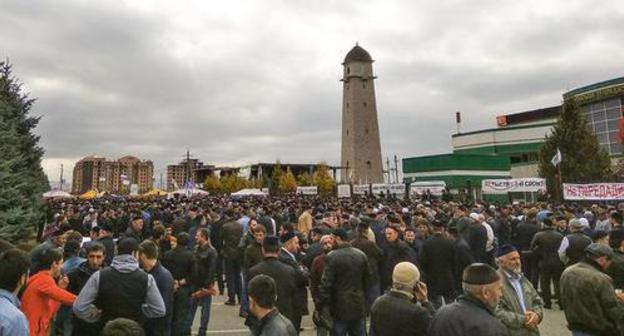 Residents of Ingushetia in the center of Magas before the Friday prayer in October 2018. Photo by Umar Yovloy for the "Caucasian Knot"