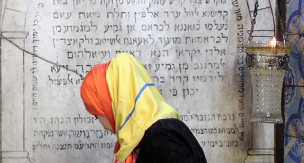 A Muslim girl. Photo: REUTERS/Ahmed Jadallah