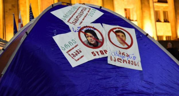 Tent at the parliament building in Tbilisi, December 16, 2018. Photo: Sputnik / Vladimir Umikashvili. https://sputnik-georgia.ru/politics/20181217/243520369/Aktsii-bez-pereryva-oppozitsiya-rasskazala-o-svoikh-planakh.html