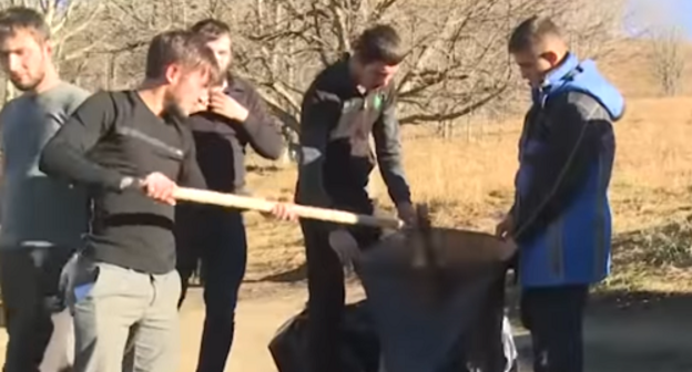 Community unpaid work in a district of Chechnya. Screenshot of the video by the Grozny TV channel https://www.youtube.com/watch?v=bK0CoeS1RPc