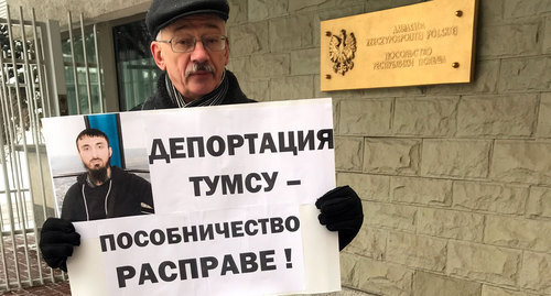Oleg Orlov with a poster. Photo by Oleg Krasnov for the "Caucasian Knot"