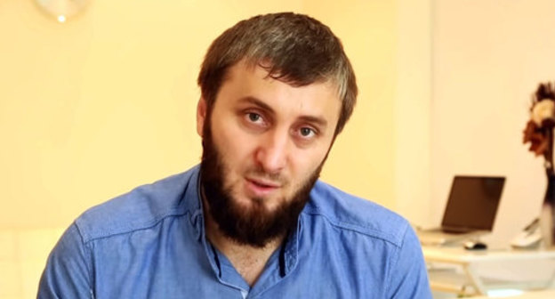 Abu Umar Sasitlinsky, a preacher from Dagestan, in Syria. Photo: screenshot of the video by UmaraskhabM
https://www.youtube.com/watch?v=BI8unxcXw3Q