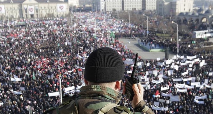 Law enforcer watching gathering of people in Grozny square. Photo: REUTERS/Eduard Korniyenko