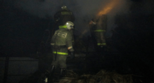 Fire extinguishing. Photo: press service of Emergency Ministry for Astrakhan Region, http://05.mchs.gov.ru/operationalpage/operational/item/7743514/