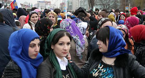 Girls wearing headscarves, Grozny. Photo by Akhmed Aldebirov for the Caucasian Knot