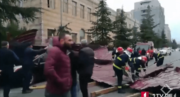 Rescuers clear the debris after hurricane in Batumi. Screenshot from video reportage by First Channel, https://1tv.ge/ru/news/silnyj-veter-v-batumi-sorval-kryshu-s-zhilogo-doma-est-postradavshie/