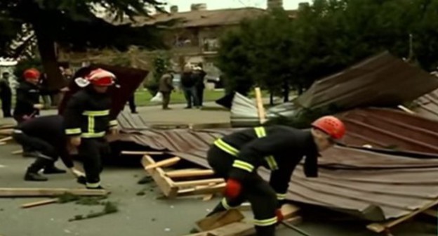 Rescuers clear the debris after hurricane in Batumi, January 4, 2019. Screenshot from video reportage by First Channel, https://1tv.ge/ru/news/dva-cheloveka-postradali-v-batumi-v-rezultate-povrezhdenija-krovli-zhilogo-doma-video/