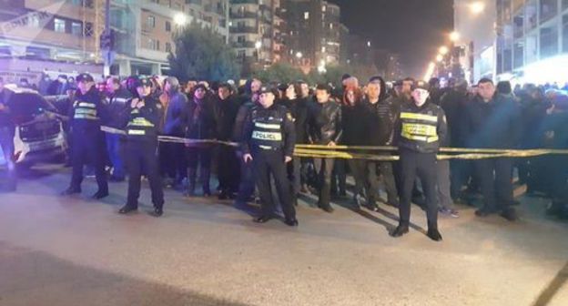 Police cordoning off explosion site, Tbilisi, January 16, 2019. Photo: © Sputnik / Shota NozadzeЧитать далее: https://sputnik-georgia.ru/incidents/20190116/243928638/Bolshinstvo-postradavshikh-pri-vzryve-v-Tbilisi---deti.html