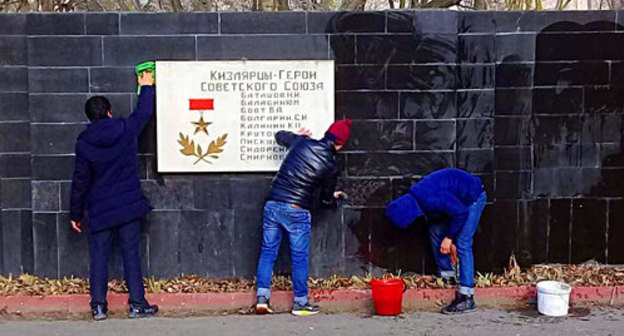 Three minor guys put in order the memorial "Memory" devoted to the soldiers killed in the Great Patriotic War, installed in the park of the Dagestan city of Kizlyar. Photo http://mo-kizlyar.ru/informatsiya/novosti/5471-v-kizlyare-zaderzhany-vandaly-oskvernivshie-memorialnyj-kompleks-pamyat-pogibshim-v-vov.html