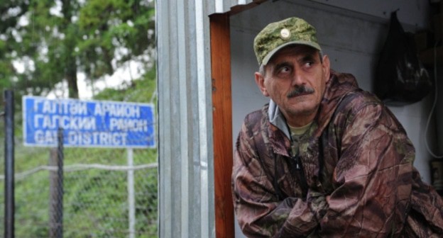 A border guard at the "Engur" checkpoint Sputnik / Sergei Pyatakov https://sputnik-abkhazia.ru/Abkhazia/20150903/1015601537.html