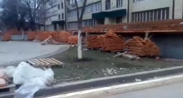 Construction of a brick wall on the territory of a common yard of several multi-storey buildings in Grozny. Photo CHECHEN WHATSAPP 3, https://www.youtube.com/watch?v=x3umWNFW5Lo