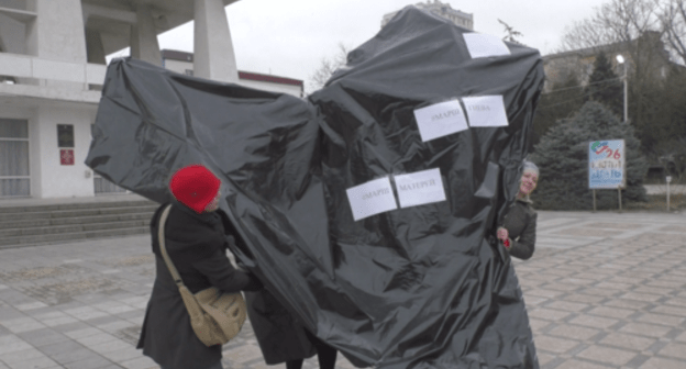 'Mother's heart' installation at the place of picket, Makhachkala, February 10, 2018. Screenshot from video shot by the Caucasian Knot, https://www.youtube.com/watch?v=x3Mo0CYWHCM