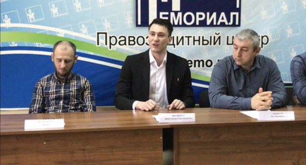 Advocate of 'Memorial' Murad Magomedov, lawyer of the 'Committee against Torture' Abubakar Yangulbaev and head of the 'Memorial' Office in Makhachkala Sirazhutdin Datsiev at the press conference in Makhachkala, February 15, 2019. Photo by Patimat Makhmudova for the Caucasian Knot