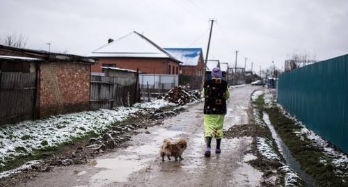 Central Street in the dwelling settlement of Ilsky where the killed pensioners lived, Krasnodar Territory, 2019. Photo: Alina Desyatnichenko for the Caucasian Knot