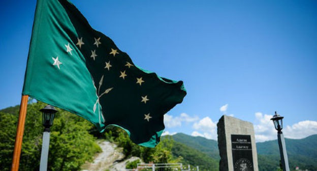 Circassian flag. Photo: © Nina Zotina, Yuga.ru https://www.yuga.ru/articles/society/8582.html