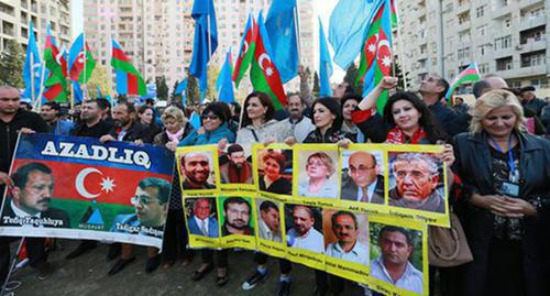 Participants of the rally holding posters with the photos of political prisoners. Baku, October 25, 2015. Photo by Aziz Karimov for the "Caucasian Knot"