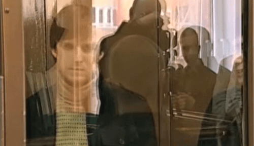 Lors Khamiev behind bars in the Moscow City Court, 2009. Photo: screenshot of the report by NTV channel https://www.ntv.ru/video/155331/