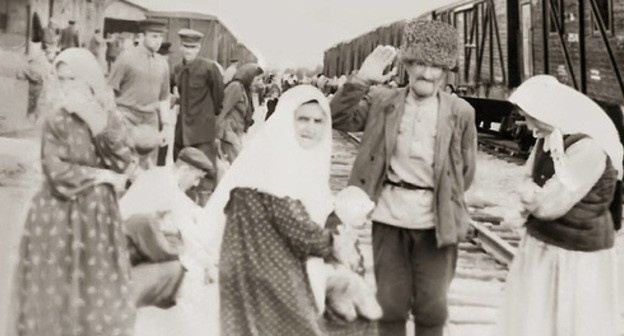 At the railway station, 1957, Frunze. Residents of the village of Yurt-Aukh. Photo: https://ru.wikipedia.org/