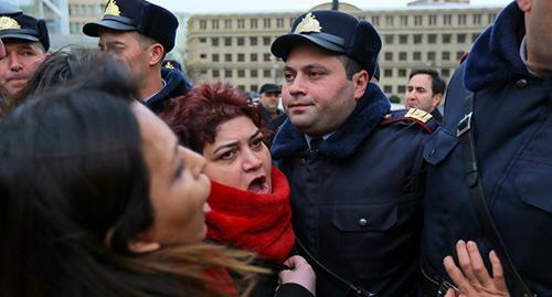 Policemen prevented activists from marching in protest of violence against women. Baku, March 8, 2019. Photo by Aziz Karimov for the "Caucasian Knot"