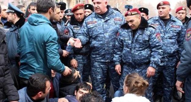 Policemen and workers of cafés holding protest, Yerevan. Photo by Tigran Petrosyan for the Caucasian Knot