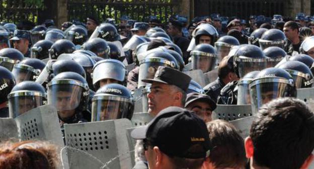 The police in Baghramyan Avenue cordoned off the way to the parliament. Yerevan, April 2018. Photo by Tigran Petrosyan for the "Caucasian Knot"