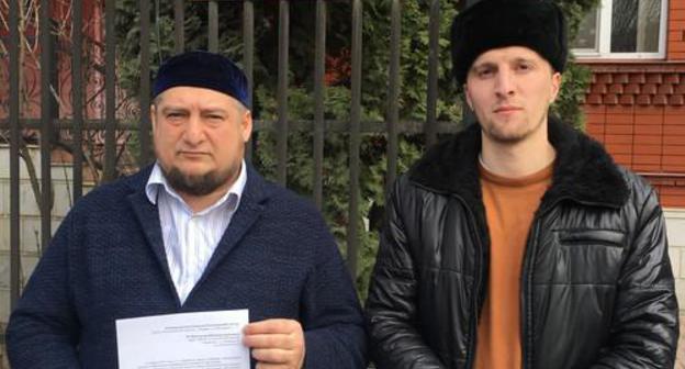 Magomed Mutsolgov, Chairman of the initiative group (on the left), near the Central Electoral Commission of Ingushetia on March 20, 2019. Photo form the rights defender's blog on the "Caucasian Knot" https://www.kavkaz-uzel.eu/blogs/342/posts/37019?fbclid=IwAR1G5W_YbKvd3f6EkhufLuaXjjDOh5lKwOeb1gRNSotNxnxFMEXMWmR4EgY