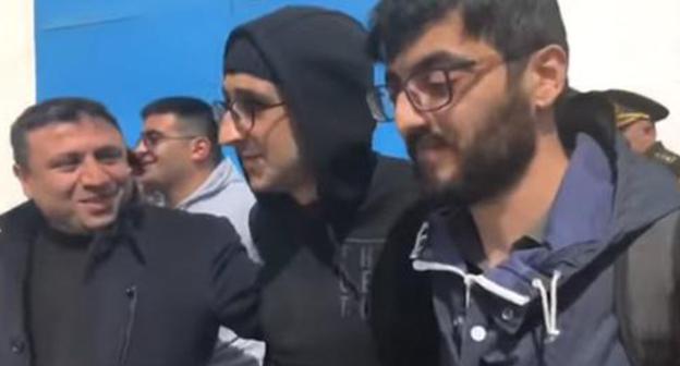 Bairam Mamedov (in the center) after pardoning. Screenshot of the video by MeydanTV on Youtube https://www.youtube.com/watch?v=SLRlTINa17c