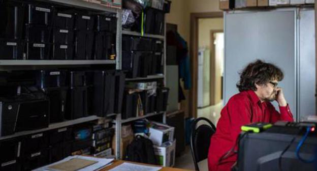 Andrei Rudomakha in the EcoWatch office. Photo: Alina Desyatnichenko / Yugopolis