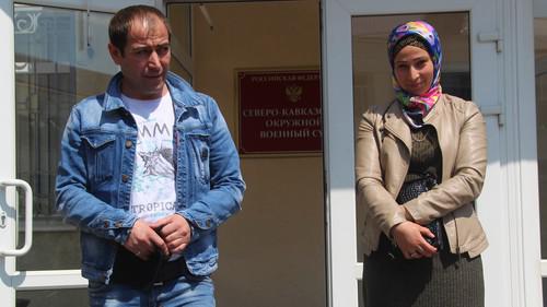 Rasambek Bekmurzaev with a relative in front of the court building. Photo by Konstantin Volgin for the Caucasian Knot